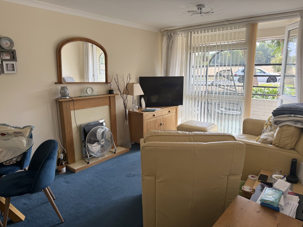 Lot: 206 - GROUND FLOOR FLAT WITH LONG LEASE - Ground floor lounge area with door to balcony